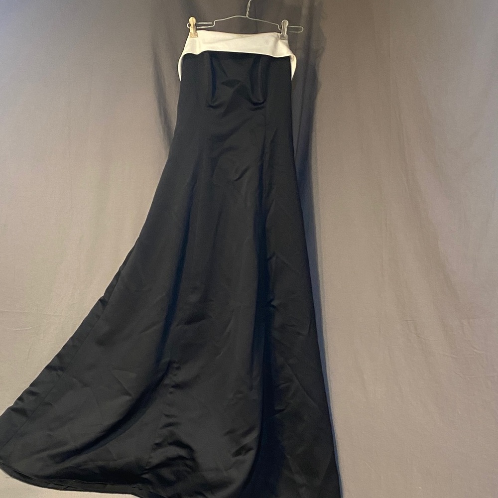 A Fortiori Elegant Black and White Women's formal strapless dress.  Size 7/8